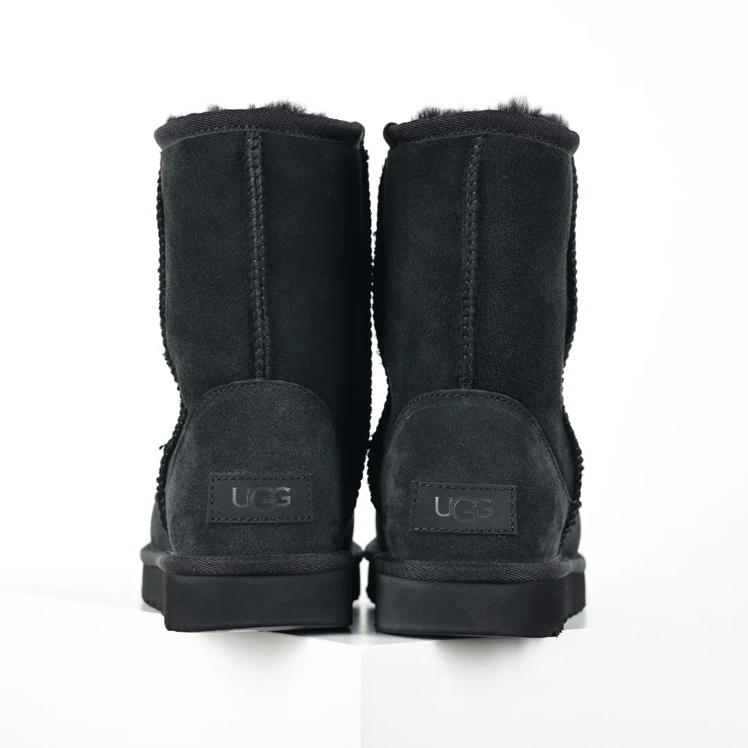 Pick up locally 💰600 Core recommended good price Cashmere insoles are a very suitable choice for keeping warm in winter and at home. In the new year, uug launched a series of styles, which are partially geared towards the preferences of young consumers and have also moved to the forefront of fashion trends. Shoe body material Water-repellent coated suede upper 17mm UGGPURE™ implanted wool insole Lightweight non-slip comfortable rubber outsole With brand LOGO Trademark Comes with a full set of packaging Size: 35 36 37 38 39 40